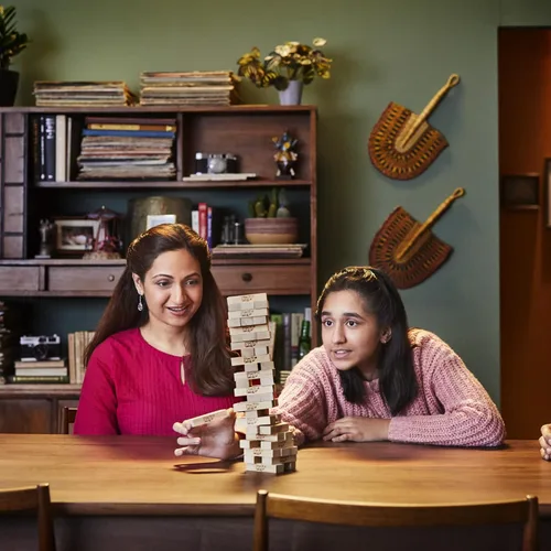 Vista 10 de Hasbro Gaming Jenga Game El juego original de bloques de madera con bloques de madera auténtica Torre apilable A partir de 6 años 1 o más
