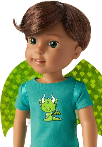 Vista 2 de American Girl WellieWishers - Muñeca Bryant de 14.5 pulgadas con camiseta, pantalones cortos, alas de dragón y cola y botas, para mayores de 4 años