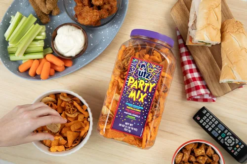 Vista 3 de Utz - Mix para fiestas en barril de 737,1 g (26 onzas). La sabrosa mezcla de picadillos incluye tortillas de maíz, tortillas de nachos, pretzels