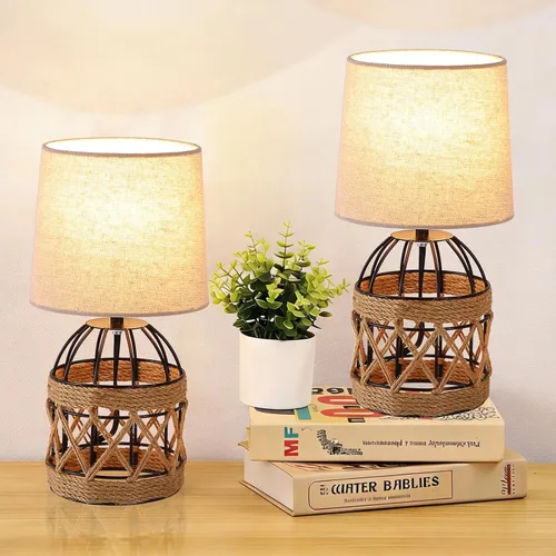 Vista 8 de Lámpara de mesa bohemia para dormitorio, pequeña lámpara de noche con base de jaula de metal de ratán y pantalla de lino, lámpara de mesita de noche