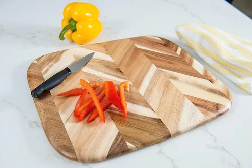 Vista 2 de Lipper International Tabla de cortar y servir de espiga de acacia con borde redondeado con asas insertadas para cortar carnes, frutas y verduras
