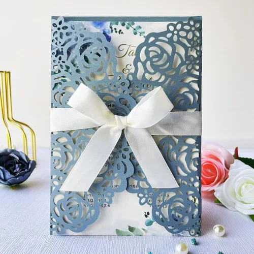 Vista 8 de 50 tarjetas de invitación de boda doradas de 5.12 x 7.28 pulgadas con lazo burdeos cortado con láser, invitación para despedida de soltera Purpurina