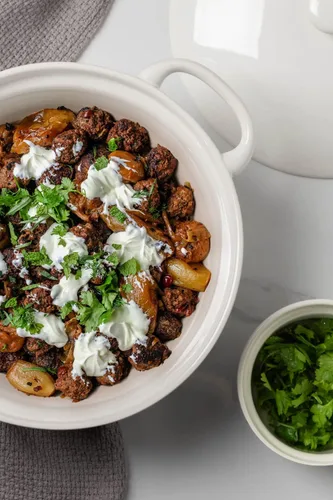 Vista 5 de FUN ELEMENTS - Cazuela, 2 cuartos de galón, plato con relieve de encaje con tapa, de cerámica para ir del horno a la mesa, asas redondas para servir