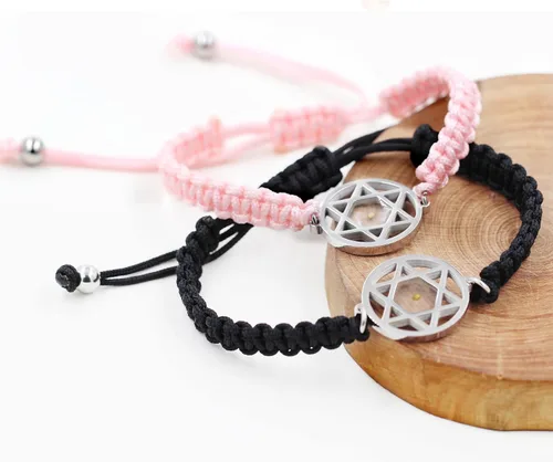 Vista 4 de Uloveido Pulsera de cuerda trenzada tejida con semillas de mostaza, inspiradora, hecha a mano, pulsera cristiana ajustable, regalo de fe Negro