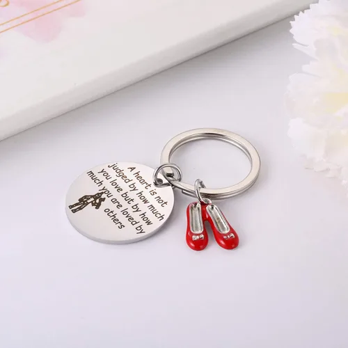 Vista 4 de Ukodnus Regalos inspirados en el mago de Oz Tinman Un corazón es juzgado por cuánto eres amado por otros llavero Cosplay Dorothy Jewelry Ruby