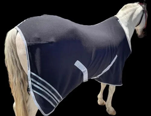 Vista 2 de Majestic Ally Manta de caballo de forro polar antibolitas con cuerda trenzada plateada (negro, 70)