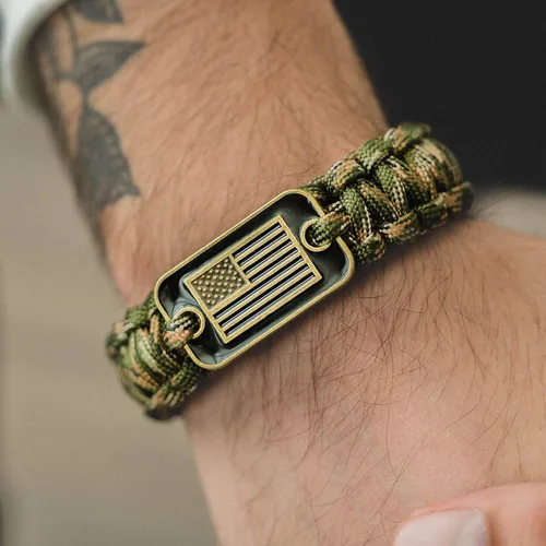 Vista 3 de iHeartDogs Hero Company - Pulsera de paracaídas de camuflaje, pulsera táctica de supervivencia para hombres con bandera de Estados Unidos de bronce