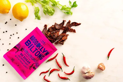 Vista 6 de Biltong Beef Jerky - Carne seca sazonada alimentada con pasto - Peri Peri de 2 onzas, paquete de 3