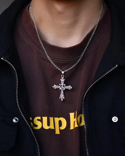 Vista 2 de Abitoncc Collar de cruz gótica Y2k para mujeres y hombres, joyería con colgante de cruz de cristal, collar de metal con espinas de alambre de púas