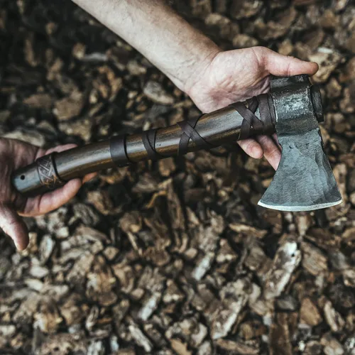 Vista 4 de Norse Tradesman Hacha de lanzamiento vikingo de 14 pulgadas, hacha nórdica totalmente afilada, cabeza de hacha de acero al carbono con punto de cruz