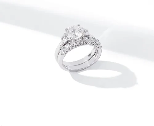 Vista 5 de Amazon Essentials Anillo de plata de ley chapado en platino con elementos infinitos y circonita cúbica de tres piedras