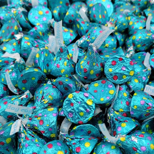 Vista 2 de Hershey's Kisses - Pastel de cumpleaños – Crema con sabor a pastel de cumpleaños con chispas – Envuelto individualmente – Paquete a granel (1 libra)