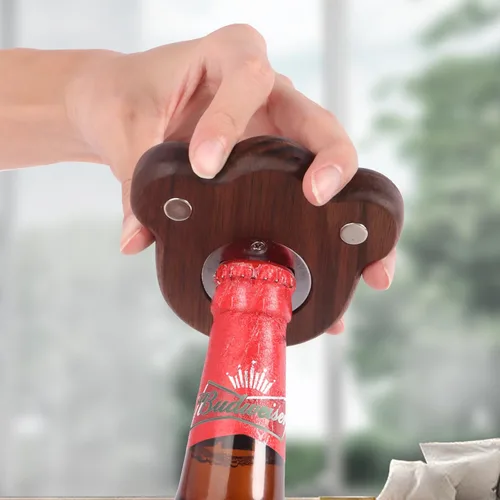 Vista 3 de Abrebotellas de madera para cerveza, abridor magnético de botellas de madera para chupar en el refrigerador, diseño de pata de gato, lindo