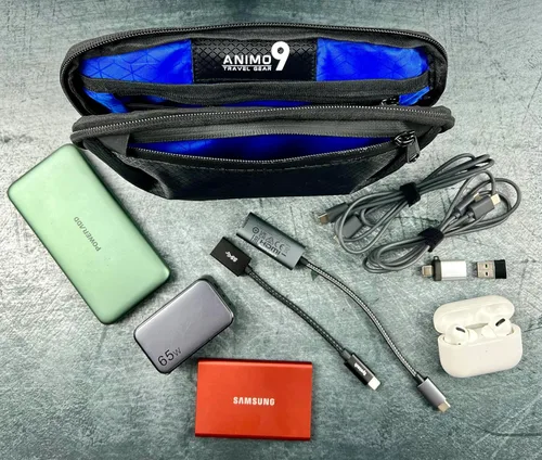 Vista 3 de Organizador de cables: bolsa trasera elegante y resistente a la intemperie para cables, cargadores y accesorios electrónicos.