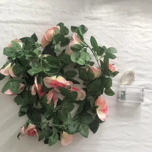 Vista 2 de Guirnalda de luces artificiales de vid de rosas de 7.5 pies, funciona con pilas, guirnalda de rosas para San Valentín, boda, dormitorio, fiesta