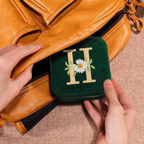 Vista 6 de GSPY Joyero de viaje, joyero de terciopelo con inicial, regalos personalizados para mujeres, joyero de viaje pequeño, organizador de joyas, regalos