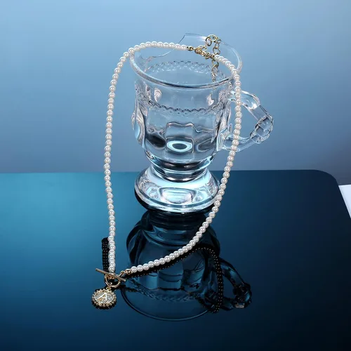 Vista 5 de Gargantilla de perlas con inicial para mujer, chapado en oro de 14 quilates, hecho a mano de 0.157 pulgadas (0.157 in), collar de perlas de concha