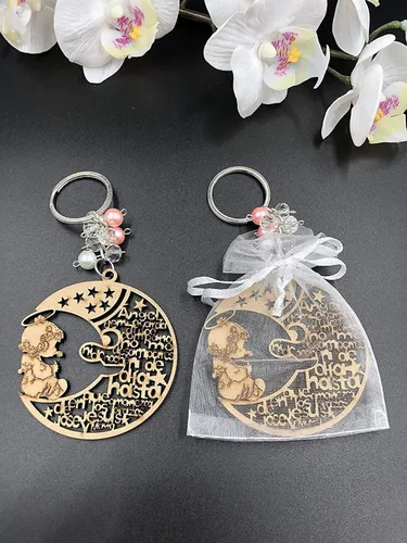 Vista 5 de YRP 12 piezas de bautismo rosa niña madera ángel luna diseño llavero bautismo favores con ángeles para niño y niña recuerdos de bautizo con bolsas