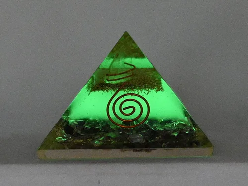 Vista 3 de Amazing Gemstone Pirámide de orgón grande Cristal de pirámide de amatista que brilla en la oscuridad Pirámide de orgonita Pirámides de órgano