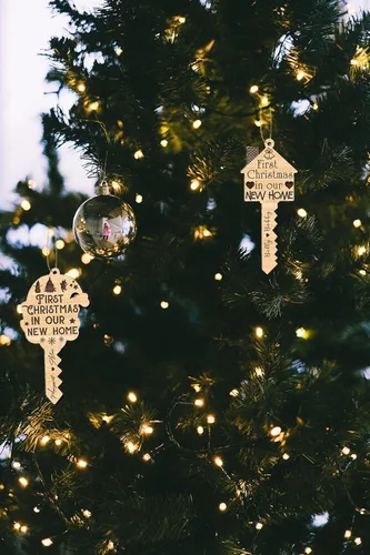 Vista 4 de Paquete de 16 adornos para llaves de «Our First Christmas in Our New Home», juego de adornos para árbol de Navidad, decoración colgante de árbol