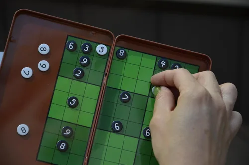 Vista 6 de The Purple Cow - Sudoku. Caja de juego magnética para niños y adultos. Resuelve rompecabezas duros y domina tu mente.