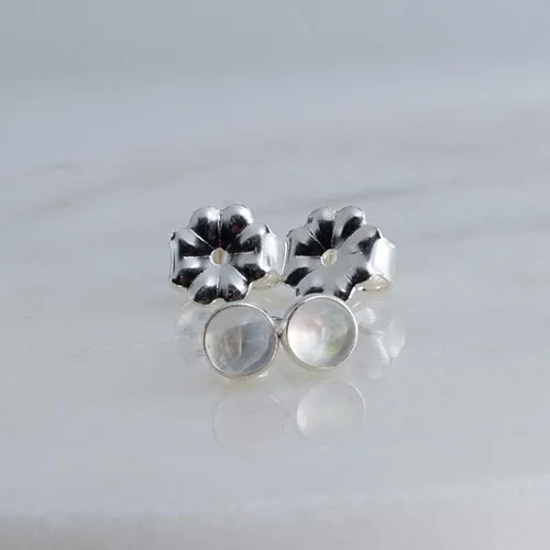 Vista 81 de Aretes pequeños de plata de ley para cartílago, tragus, hélix, múltiples piercings hipoalergénicos, piedra natal para mujer, juego de bisel