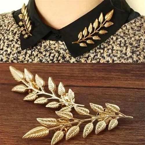 Vista 3 de WCRAZYE Pines de cuello triangular retro con patrón hueco y ángulo para hombres y mujeres, broche de palacio de plata simple dorado y plateado