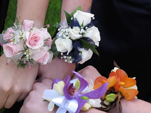 Vista 11 de Floral Supply Online - Pulsera brillante Slaplet. Pulseras florales de ramillete a presión para bodas, bailes, bailes o eventos., Plástico, No es