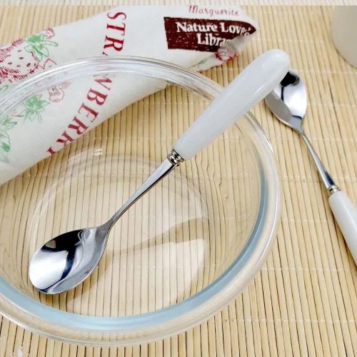 Vista 2 de 2 cucharaditas de acero inoxidable con mango de cerámica blanca (SUS304) de 5.5 pulgadas