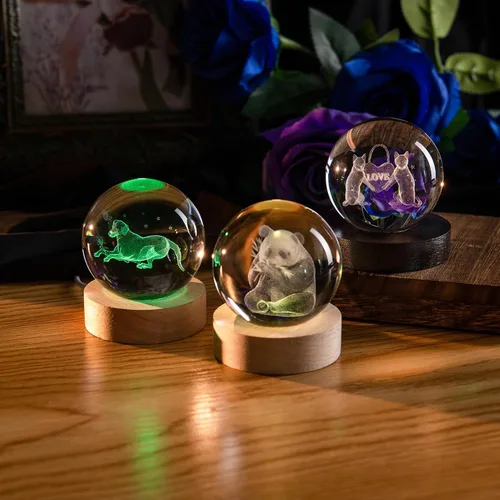 Vista 6 de Bola de cristal de panda con luz nocturna para niños, panda 3D grabada con láser, bolas decorativas con base de luz LED, regalos de panda para mamá