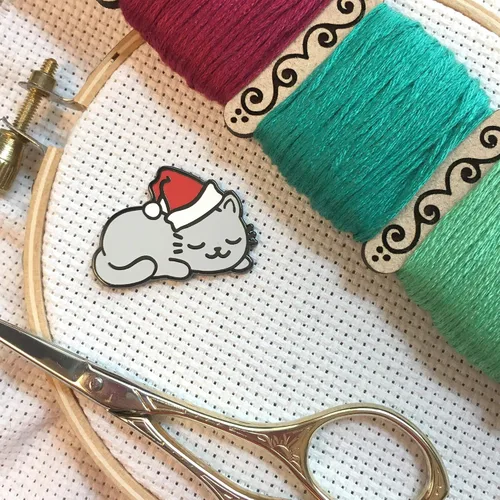 Vista 3 de Sleepy Christmas Kitty en Santa Hat Magnético Esmalte Aguja Minder
