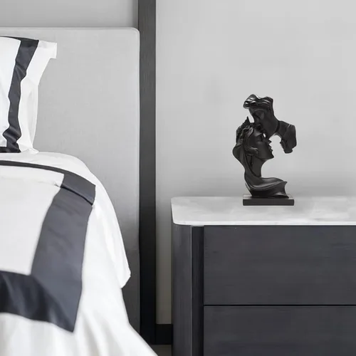 Vista 7 de BRABUD Hombre Kiss Mujer Frente Mano Estatua de Resina Pareja Beso Escultura 9.8 pulgadas (H) Decoración de estantería moderna creativa