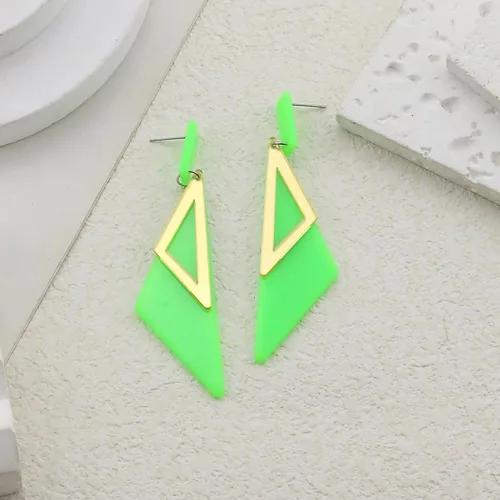 Vista 7 de Aretes de neón retro de los años 80 para mujer, aretes colgantes de neón triangulares acrílicos, coloridos aretes geométricos de gota, brillantes