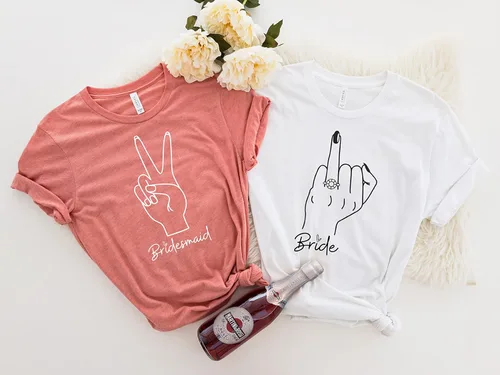 Vista 4 de Bride Shirt, Bridesmaid Shirt, Bachelorette Party T-Shirt, Bridesmaid Proposal Gifts, Bridal Party Matching Shirt, Wedding Party Gift