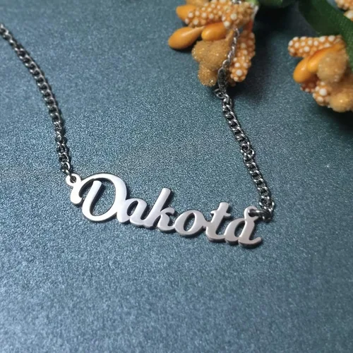 Vista 4 de LuxglitterLin Collar con nombre personalizado con letra de guión de acero inoxidable, cadena de eslabones cubanos, joyería para mujeres y hombres