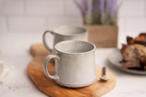 Vista 2 de KooK Tazas de café esmaltadas, de cerámica, aptas para microondas y lavavajillas, 13 onzas, Java/pizarra en círculo, juego de 2
