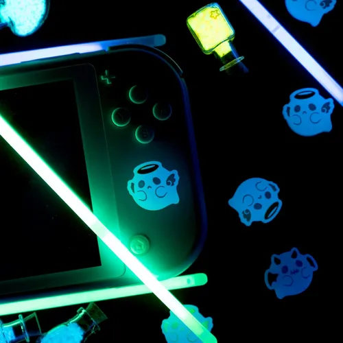 Vista 7 de GeekShare Tapas luminosas de agarre para pulgar, funda de silicona suave compatible con Nintendo SwitchOLEDSwitch Lite, 4