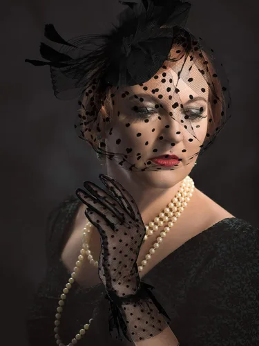 Vista 4 de Fascinadores para mujer sombrero de fiesta de té y guantes de encaje sombrero funerario de los años 50 sombrero vintage de plumas de boda velo