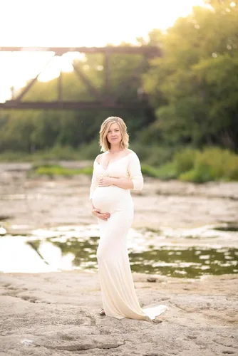 Vista 4 de ZIUMUDY - Vestido ajustado de maternidad con cuello en V fruncido, hombros descubiertos, manga larga, maxivestido para fotografía