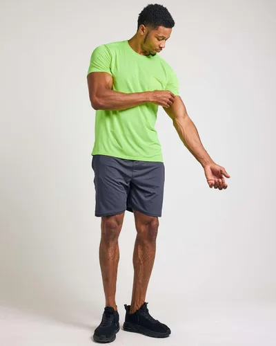 Vista 5 de Real Essentials Paquete de 4 camiseta deportiva de manga corta Dry-Fit para hombre (disponible en tallas grandes y altas)
