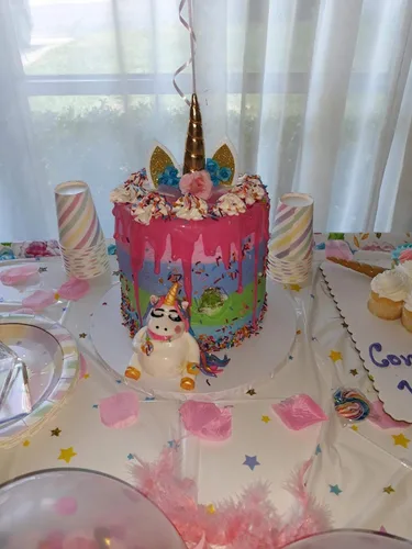 Vista 2 de Decoraciones de fiesta de cumpleaños con temática de unicornio, mantel de plástico, 53 x 90 pulgadas, mantel desechable Suministros mágicos