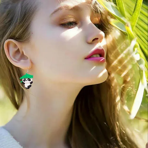 Vista 6 de 2 pares de aretes colgantes de panal con abeja, lindos insectos y pandas, aretes colgantes de resina de mariquita y panda para mujeres y niñas