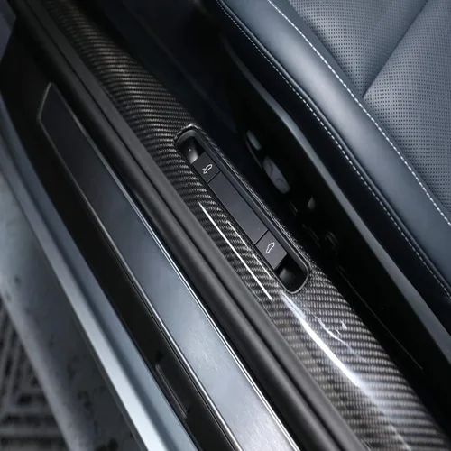 Vista 5 de YIWANG 100% de fibra de carbono real borde de la puerta Scuff Plate Insert Trim para Porsche 911 2019 2020 (interior)