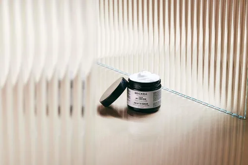 Vista 2 de Crema facial antienvejecimiento con rejuvenecimiento de Brickell Men's Products para hombres, hidratante facial natural y orgánico, crema