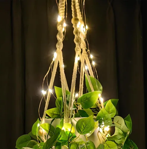 Vista 6 de Paquete de 2 colgadores de macramé para plantas con luces, cesta colgante para macetas de interior con cuentas de madera, soporte para macetas
