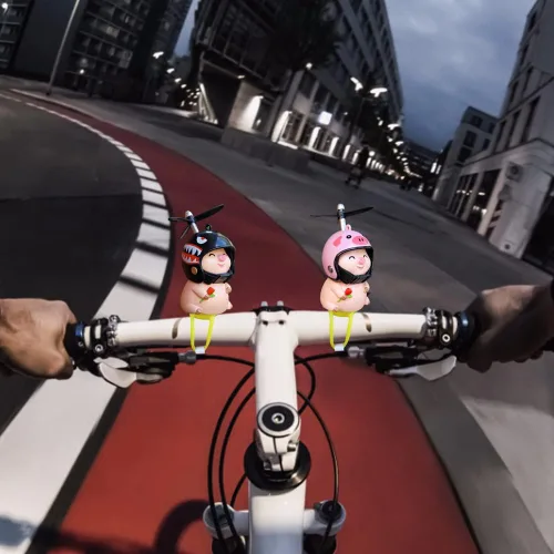 Vista 2 de ikasus Lindas figuras de muñeca de cerdo con casco, adorno de cerdito de la suerte, colgante para bicicleta, motocicleta, coche eléctrico, tablero