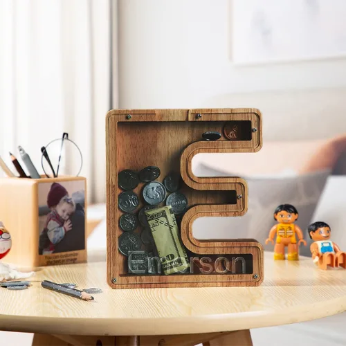 Vista 4 de Alcancía con nombre personalizado, 26 letras láser con texto personalizado, banco de monedas de madera, significado educativo, alcancía con nombre