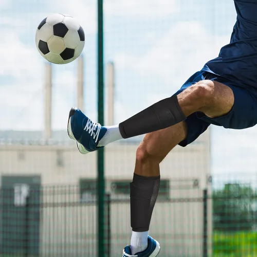 Vista 7 de Espinilleras de fútbol con mangas. Para niños, jóvenes y adultos, espinilleras superligeras, equipo protector de fútbol