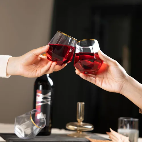 Vista 6 de Lullaby 40 copas de vino de plástico sin tallo de 12 onzas, borde dorado