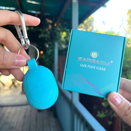 Vista 5 de Eargasm Lux Flex Funda para tapones para los oídos, funda protectora de silicona suave con cierre magnético, llavero y mosquetón para mantener